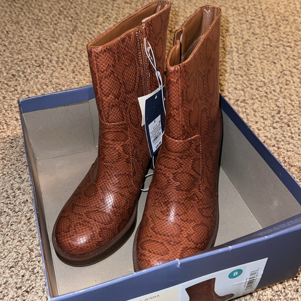 Boots - Picture 3 of 6